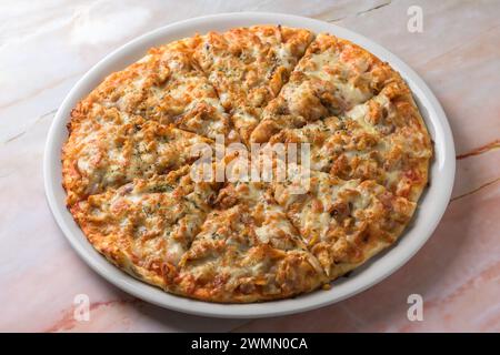 Pizza DI POLLO alla griglia isolata sul tagliere vista dall'alto su sfondo scuro fast food italiano Foto Stock