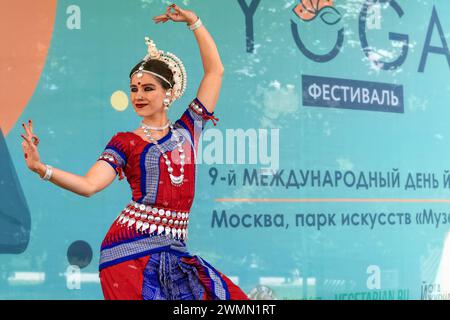 Mosca, Russia - 10 giugno 2023: Festival di Yoga in onore della giornata Mondiale dello Yoga. Donna ballerina in stoffa indiana nazionale che dona danza popolare Bharatanatyam. Foto Stock