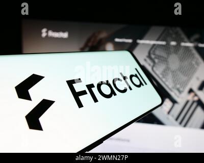 Telefono cellulare con logo della società svedese di progettazione hardware Fractal Gaming AB davanti al sito web. Mettere a fuoco la parte centrale sinistra del display del telefono. Foto Stock