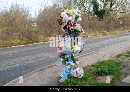 Colnbrook, Slough, Berkshire, Regno Unito. 27 febbraio 2024. Tributi floreali sono stati lasciati all'incrocio tra Popes Close e Horton Road a Colnbrook, Slough, Berkshire. Tragicamente 18 anni Adam Bouaziz è morto per le ferite riportate in un sospetto colpo e fuga dopo che un furgone si è scontrato con l'uomo il 22 febbraio 2024. Il Mercedes Sprinter nero non si è fermato e si è spostato in direzione di Datchet. Un uomo di 34 anni e una donna di 33 anni, entrambi di Slough, sono stati arrestati con l'accusa di aver causato la morte per guida pericolosa. Crediti: Maureen McLean/Alamy Live News Foto Stock