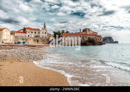 Budva, Montenegro - 13 febbraio 2024: Le mura della città vecchia di Budva lungo la costa adriatica, Montenegro. Foto Stock