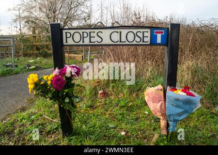 Colnbrook, Slough, Berkshire, Regno Unito. 27 febbraio 2024. Tributi floreali sono stati lasciati all'incrocio tra Popes Close e Horton Road a Colnbrook, Slough, Berkshire. Tragicamente 18 anni Adam Bouaziz è morto per le ferite riportate in un sospetto colpo e fuga dopo che un furgone si è scontrato con l'uomo il 22 febbraio 2024. Il Mercedes Sprinter nero non si è fermato e si è spostato in direzione di Datchet. Un uomo di 34 anni e una donna di 33 anni, entrambi di Slough, sono stati arrestati con l'accusa di aver causato la morte per guida pericolosa. Crediti: Maureen McLean/Alamy Live News Foto Stock