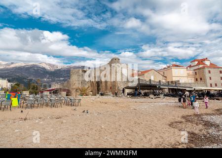 Budva, Montenegro - 13 febbraio 2024: Le mura della città vecchia di Budva lungo la costa adriatica, Montenegro. Foto Stock