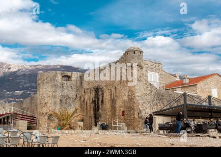 Budva, Montenegro - 13 febbraio 2024: Le mura della città vecchia di Budva lungo la costa adriatica, Montenegro. Foto Stock