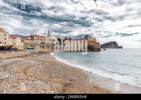 Budva, Montenegro - 13 febbraio 2024: Le mura della città vecchia di Budva lungo la costa adriatica, Montenegro. Foto Stock