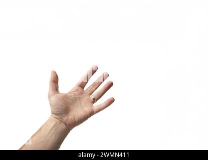 Palmo aperto di sinistra dell'uomo caucasico, isolato su anello nuziale bianco, oro o banda al dito Foto Stock