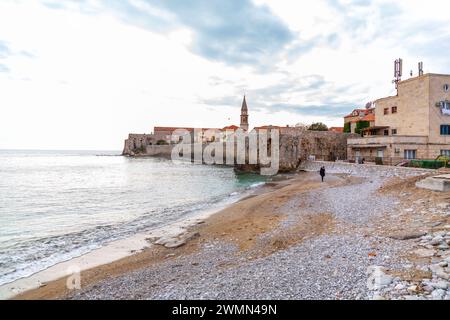 Budva, Montenegro - 13 febbraio 2024: Le mura della città vecchia di Budva lungo la costa adriatica, Montenegro. Foto Stock