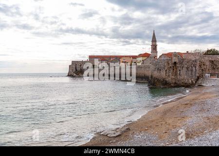 Budva, Montenegro - 13 febbraio 2024: Le mura della città vecchia di Budva lungo la costa adriatica, Montenegro. Foto Stock