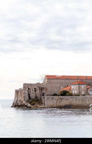 Budva, Montenegro - 13 febbraio 2024: Le mura della città vecchia di Budva lungo la costa adriatica, Montenegro. Foto Stock