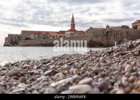 Budva, Montenegro - 13 febbraio 2024: Le mura della città vecchia di Budva lungo la costa adriatica, Montenegro. Foto Stock