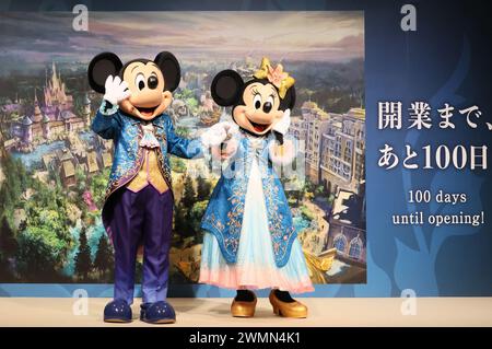 Urayasu, Giappone. 27 febbraio 2024. I personaggi Disney Topolino (L) e Minnie mouse (R) posano per una foto mentre il Tokyo Disney Resort annuncia una panoramica della nuova area di DisneySea 'Fantasy Springs' a Urayasu, periferia di Tokyo martedì 27 febbraio 2024, 100 giorni prima dell'apertura delle nuove strutture. Il Fantasy Springs offre tre attrazioni: Frozen Kingdom, Rapunzel's Forest, Peter Pan's Never Land e un hotel di lusso Fantasy Springs Hotel. Credito: Aflo Co Ltd./Alamy Live News Foto Stock