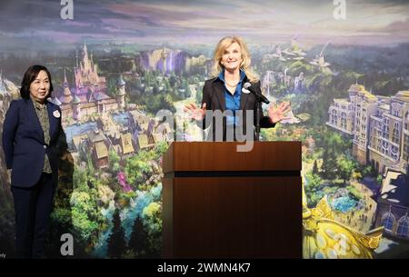 Urayasu, Giappone. 27 febbraio 2024. il presidente della Walt Disney Parks International Jill Estorino annuncia una panoramica della nuova area di DisneySea 'Fantasy Springs', mentre l'operatore del Tokyo Disney Resort Oriental Land presidente e CEO Yumiko Takano (L) guarda a Urayasu, periferia di Tokyo martedì 27 febbraio 2024, 100 giorni prima dell'apertura delle nuove strutture. Il Fantasy Springs offre tre attrazioni: Frozen Kingdom, Rapunzel's Forest, Peter Pan's Never Land e un hotel di lusso Fantasy Springs Hotel. Credito: Aflo Co Ltd./Alamy Live News Foto Stock