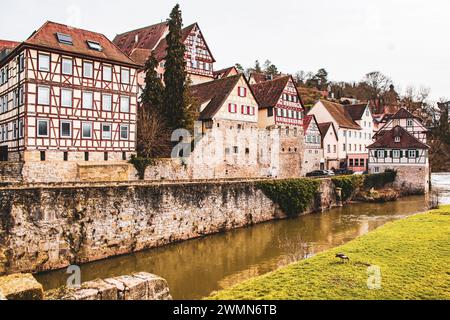 Case gotiche in legno - vista pittoresca della città vecchia di Schwabisch Hall, Germania Foto Stock