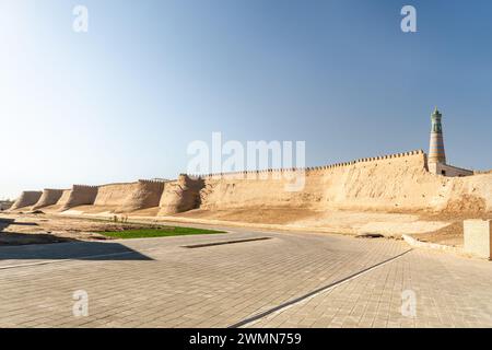 Mura esterne di Ichan-Kala, centro di Khiva (Uzbekistan), il suo centro storico. L'altezza delle pareti, esclusa la base, raggiunge i 10 metri, lo spessore è u Foto Stock