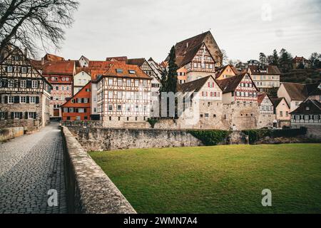 Case gotiche in legno - vista pittoresca della città vecchia di Schwabisch Hall, Germania Foto Stock