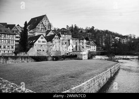 Case gotiche in legno - vista pittoresca della città vecchia di Schwabisch Hall, Germania Foto Stock