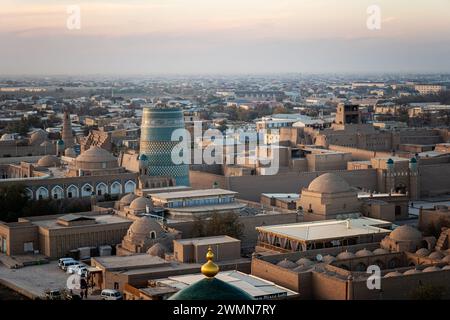 Sunet con vista panoramica e architettura persiana nell'antica città della via della seta di Bukhara, Uzbekistan, complesso religioso islamico po-i-Kalan, Kalyan Foto Stock