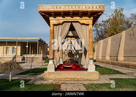 Tapchan - posto tradizionale per mangiare in Uzbekistan e Asia centrale alla luce del mattino Foto Stock