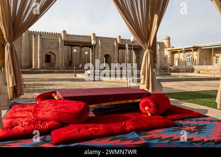 Tapchan - posto tradizionale per mangiare in Uzbekistan e Asia centrale alla luce del mattino Foto Stock