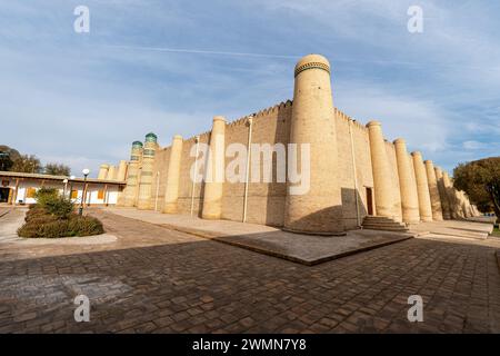 Nel cortile del Palazzo Nurullabai (la residenza dei Khan Khiva) in una giornata di sole. Il palazzo estivo del Khan. Foto Stock