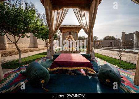 Tapchan - posto tradizionale per mangiare in Uzbekistan e Asia centrale alla luce del mattino Foto Stock