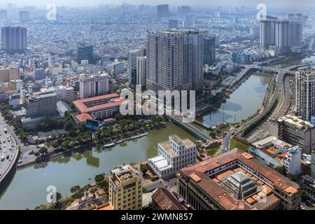 Vista della città di ho chi Minh (Saigon) dalla piattaforma di osservazione della torre finanziaria Bitexco, Vietnam Foto Stock