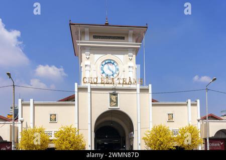 Facciata e ingresso principale del mercato di Ben Thanh nella città di ho chi Minh, Saigon. Il mercato è una delle principali attrazioni della città di ho chi Minh. Foto Stock