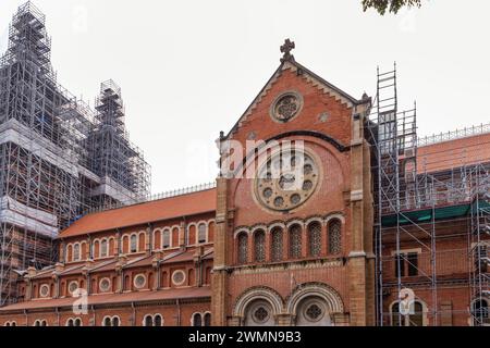 Impalcature che mostrano il restauro della Cattedrale di Notre Dame di Saigon in Vietnam Foto Stock