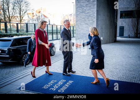 L'Aia, Paesi Bassi. 27 febbraio 2024. Regina Matilde del Belgio, Re Filippo - Filip del Belgio e direttore esecutivo di Europol Catherine De bolle, nella foto, durante una visita reale presso la sede dell'Europol a l'Aia, nei Paesi Bassi, martedì 27 febbraio 2024. Europol è l'agenzia di polizia europea incaricata di aiutare gli Stati membri dell'Unione europea a prevenire e combattere tutte le forme gravi di criminalità organizzata e internazionale, criminalità informatica e terrorismo. Credito: Belga News Agency/Alamy Live News Foto Stock