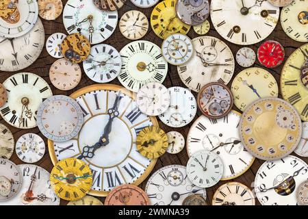 Collezione di orologi e orologi vintage con tempo su sfondo in legno Foto Stock