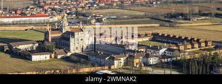 Ripresa aerea sopra il monastero della Certosa di Pavia con prati in Italia, Pavia Foto Stock