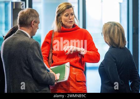 L'Aia, Paesi Bassi. 27 febbraio 2024. Il ministro dell'interno Annelies Verlinden e il direttore esecutivo di Europol Catherine De bolle, nella foto, durante una visita reale presso la sede dell'Europol a l'Aia, nei Paesi Bassi, martedì 27 febbraio 2024. Europol è l'agenzia di polizia europea incaricata di aiutare gli Stati membri dell'Unione europea a prevenire e combattere tutte le forme gravi di criminalità organizzata e internazionale, criminalità informatica e terrorismo. Credito: Belga News Agency/Alamy Live News Foto Stock