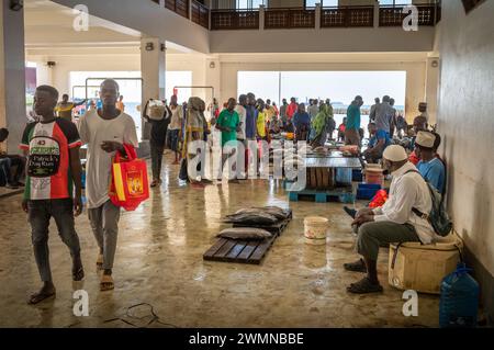 Clienti e commercianti all'interno del Darajani Market, o del mercato del pesce, a Stone Town, Zanzibar, Tanzania. Foto Stock