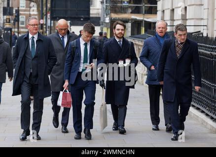 27/02/2024. Londra, Regno Unito. Simon Oldnall (1L) Horizon e GLO IT Director at Post Office, Ben Tidswell (2L) presidente del comitato di risanamento presso l'ufficio postale, Nick Read (2R) Chief Executive at Post Office e Simon Recaldin (1R) Remediation Matters Director at Post Office, arriva alla Portcullis House di Westminster per partecipare a un'audizione del Business and Trade Committee che sta esaminando lo scandalo Post Office Horizon. Centinaia di sub-postmaster e sub-postmistress sono stati ingiustamente perseguiti dall'Ufficio postale e dal Crown Prosecution Service per aver rubato denaro, a causa di informazioni errate p Foto Stock