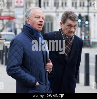 Londra, Regno Unito. 27 febbraio 2024. Nick Read (a sinistra) Chief Executive presso l'ufficio postale e Simon Recaldin (a destra) Remediation Matters Director presso l'ufficio postale, arrivano a Portcullis House a Westminster per partecipare a un'audizione del Business and Trade Committee che sta esaminando lo scandalo Post Office Horizon. Centinaia di sub-postmasters e sub-postmistress sono stati ingiustamente perseguiti dall'Ufficio postale e dal Crown Prosecution Service per aver rubato denaro, a causa di informazioni errate fornite dal sistema informatico Fujitsu Horizon. Credito fotografico: Ben Cawthra/Sipa USA credito: SIPA USA/Alamy Live News Foto Stock