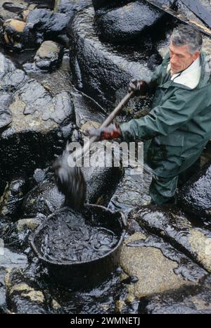 La fuoriuscita di petrolio della Prestige si è verificata al largo delle coste della Galizia, Spagna, nel novembre 2002, a causa dell'affondamento di un petrolio di 26 anni, strutturalmente carente Foto Stock