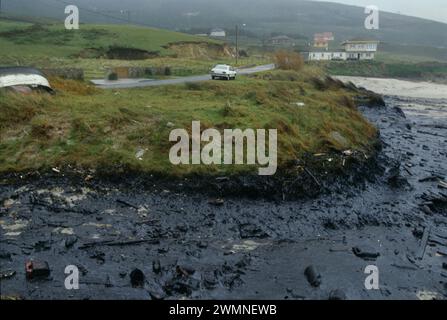 La fuoriuscita di petrolio della Prestige si è verificata al largo delle coste della Galizia, Spagna novembre 2002, ha causato l'affondamento, strutturalmente carente di petrolio desastre ecologie Foto Stock