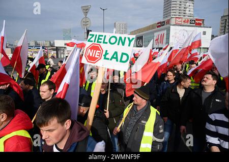 Gli agricoltori si riuniscono per protestare a Varsavia. Gli agricoltori sventolano le bandiere nazionali polacche e hanno un segno che recita "Green Not Deal" mentre marciano a Varsavia, in Polonia, il 27 febbraio 2024. Migliaia di agricoltori provenienti da tutto il paese si sono radunati nella capitale nella protesta in corso contro l'importazione di prodotti agricoli, in particolare cereali, dall'Ucraina devastata dalla guerra e contro il Green Deal dell'Unione europea. Varsavia Polonia Copyright: XAleksanderxKalkax Foto Stock