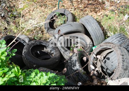 Wexham, Regno Unito. 27 febbraio 2024. Quantità sconvolgenti di voli illegali su terreni privati a Wexham, nel Buckinghamshire vicino a Slough. La polizia di Thames Valley ha lanciato oggi un allarme di quartiere per la lotta contro i rifiuti, che se la gente vede i rifiuti, deve contattare l'Agenzia per l'ambiente. Purtroppo, dove si verifica il fly-tip su terreni privati, spesso viene lasciato lì per anni causando danni significativi agli habitat naturali e all'ambiente. Il Consiglio del Buckinghamshire ha innalzato la sanzione fissa per il fly-tip nel Buckinghamshire da 400 a 1.000 sterline. Crediti: Maureen McLean/Alamy Live News Foto Stock