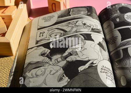 31 agosto 2023, primo piano di un fumetto aperto con sfondo bokeh. Wadaslintang, Wonosobo Foto Stock