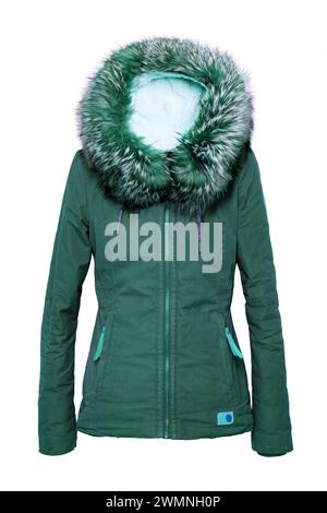 Abbigliamento donna. Elegante giacca invernale femminile verde con cappuccio in pelliccia su manichino isolato su sfondo bianco. Moda invernale ragazze. Foto Stock