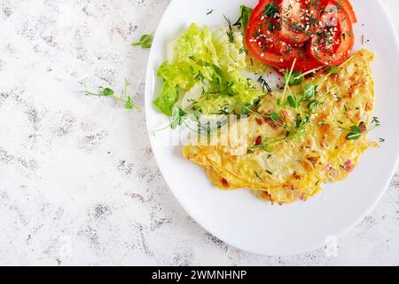 Colazione salutare. Quesadilla con insalata di omelette, pancetta e pomodori. Keto, pranzo chetogeno. Vista dall'alto Foto Stock