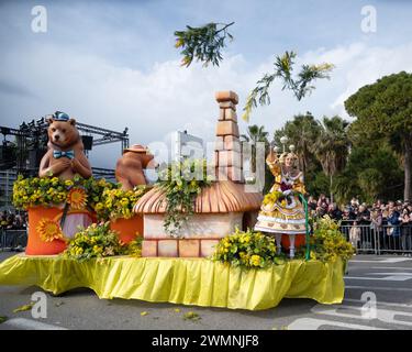 Le donne sui carri allegorici del Carnevale lanciano fiori alla folla nella battaglia dei fiori del carnevale di Nizza - 24 febbraio 2024 Foto Stock