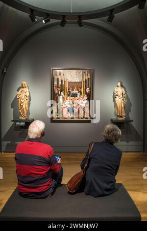 Persone che guardano la Sacra parentela, dal laboratorio di Geertgen tot Sint Jans, dal 1495 nel Rijksmuseum di Amsterdam. Foto Stock