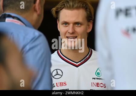 Sakhir, Bahrein. 21 febbraio 2024. BAHRAIN, Sakhir, 21 febbraio: Mick SCHUMACHER, pilota di riserva Mercedes-GP che osserva le attività durante il primo giorno dei test di F1 al Bahrain International Circuit il 21 febbraio 2024 in Bahrain, test pre-stagione di Formula 1, foto e copyright Jerry ANDRE/ATP Images (ANDRE Jerry/ATP/SPP) crediti: SPP Sport Press Photo. /Alamy Live News Foto Stock