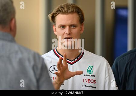 Sakhir, Bahrein. 21 febbraio 2024. BAHRAIN, Sakhir, 21 febbraio: Mick SCHUMACHER, pilota di riserva Mercedes-GP che osserva le attività durante il primo giorno dei test di F1 al Bahrain International Circuit il 21 febbraio 2024 in Bahrain, test pre-stagione di Formula 1, foto e copyright Jerry ANDRE/ATP Images (ANDRE Jerry/ATP/SPP) crediti: SPP Sport Press Photo. /Alamy Live News Foto Stock