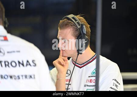 BAHRAIN, Sakhir, 22 febbraio: Mick SCHUMACHER, pilota di riserva Mercedes-GP che osserva le attività durante il secondo giorno dei test di F1 al Bahrain International Circuit il 22 febbraio 2024 in Bahrain, test pre-stagione di Formula 1, foto e copyright Jerry ANDRE / ATP Images (ANDRE Jerry / ATP / SPP) Foto Stock