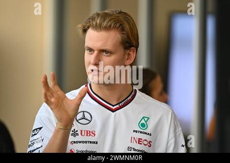 Sakhir, Bahrein. 21 febbraio 2024. BAHRAIN, Sakhir, 21 febbraio: Mick SCHUMACHER, pilota di riserva Mercedes-GP che osserva le attività durante il primo giorno dei test di F1 al Bahrain International Circuit il 21 febbraio 2024 in Bahrain, test pre-stagione di Formula 1, foto e copyright Jerry ANDRE/ATP Images (ANDRE Jerry/ATP/SPP) crediti: SPP Sport Press Photo. /Alamy Live News Foto Stock