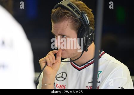 Sakhir, Bahrein. 22 febbraio 2024. BAHRAIN, Sakhir, 22 febbraio: Mick SCHUMACHER, pilota di riserva Mercedes-GP che osserva le attività durante il secondo giorno dei test di F1 al Bahrain International Circuit il 22 febbraio 2024 in Bahrain, test pre-stagione di Formula 1, foto e copyright Jerry ANDRE/ATP Images (ANDRE Jerry/ATP/SPP) crediti: SPP Sport Press Photo. /Alamy Live News Foto Stock