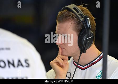 Sakhir, Bahrein. 22 febbraio 2024. BAHRAIN, Sakhir, 22 febbraio: Mick SCHUMACHER, pilota di riserva Mercedes-GP che osserva le attività durante il secondo giorno dei test di F1 al Bahrain International Circuit il 22 febbraio 2024 in Bahrain, test pre-stagione di Formula 1, foto e copyright Jerry ANDRE/ATP Images (ANDRE Jerry/ATP/SPP) crediti: SPP Sport Press Photo. /Alamy Live News Foto Stock